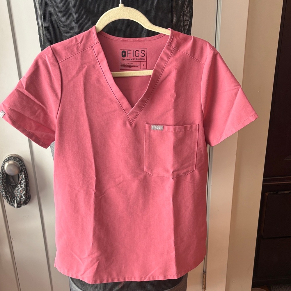 Figs Coral V-Neck Scrub Top